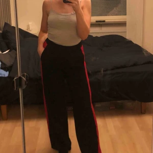  - Snygga och sköna byxor från zara! Fickor, och slitsar med dragkedja längst ner. Använd ca 2 gånger