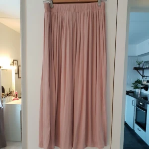  - Supersöt kjol från gina tricot. Använd 2 gånger så mycket bra skick!   Ni står för frakten 🌸