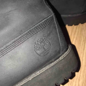  - Säljer mina svarta Timberland skor för 500kr. Haft dem i ett halv år. De är i bra skick och frakt ingår! 