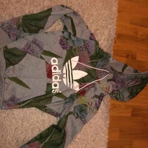  - Säljer nästan helt ny adidas tröja med jättefin design. Köpte den för 699kr säljer den för 300kr, så passa på och köp denna ur sköna tröjan!!