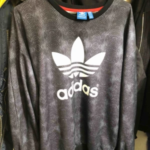  - Adidas tröja storlek 40. Hel o fin