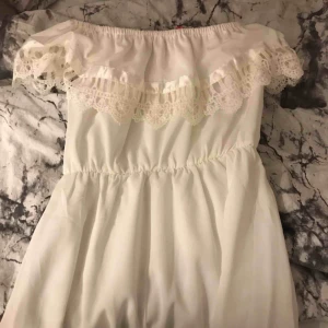  - Jätte fin somrig off shoulder klänning.  Kan frakta men då står köparen för frakten tar även swish😊