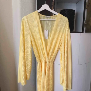  - Oanvänd playsuit från Nelly Trend. Är liten i storlek så mer som en S.  Frakt tillkommer ✨