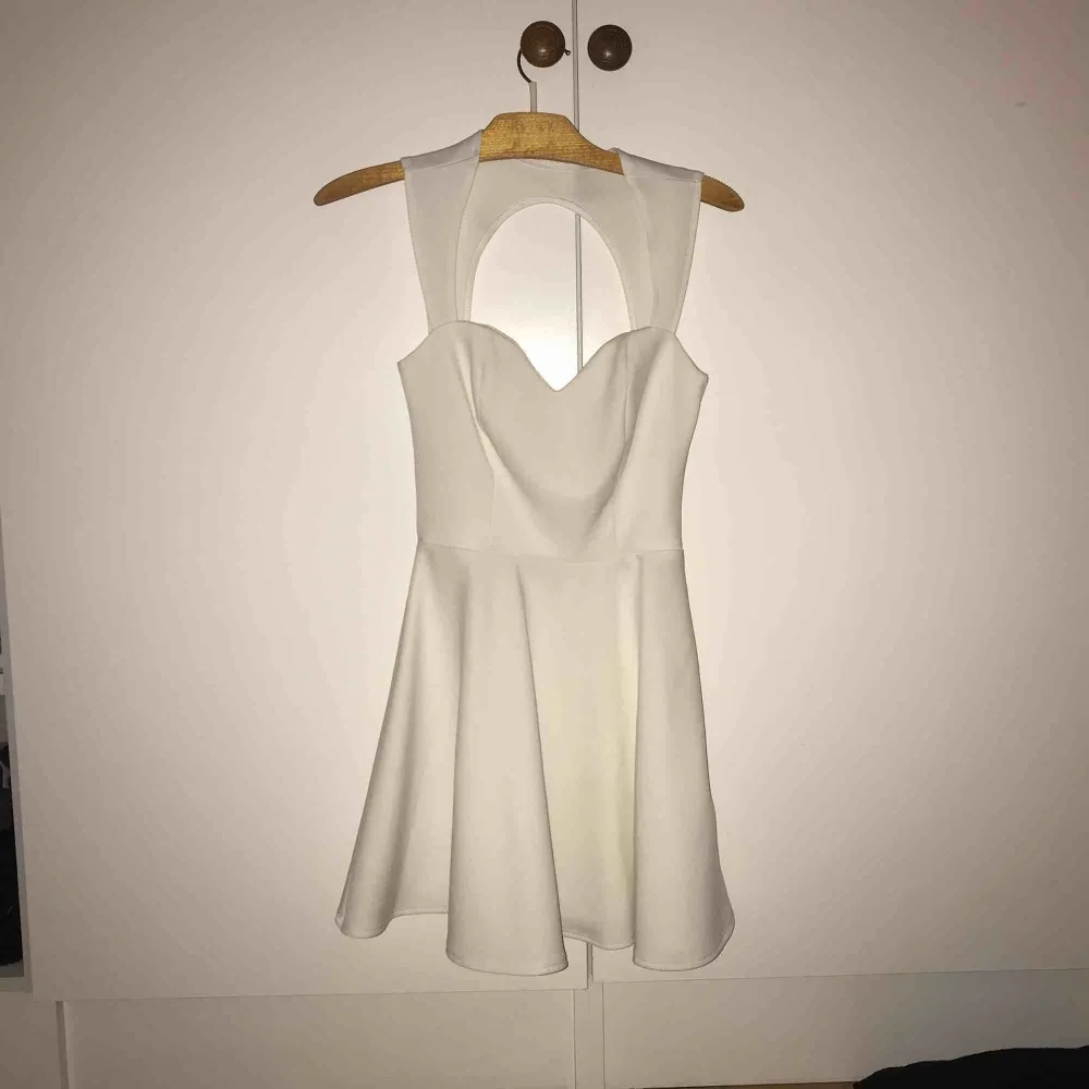 Helt oanvänd vit klänning från NLY ONE. Storlek S. 70 kr.. Klänningar.