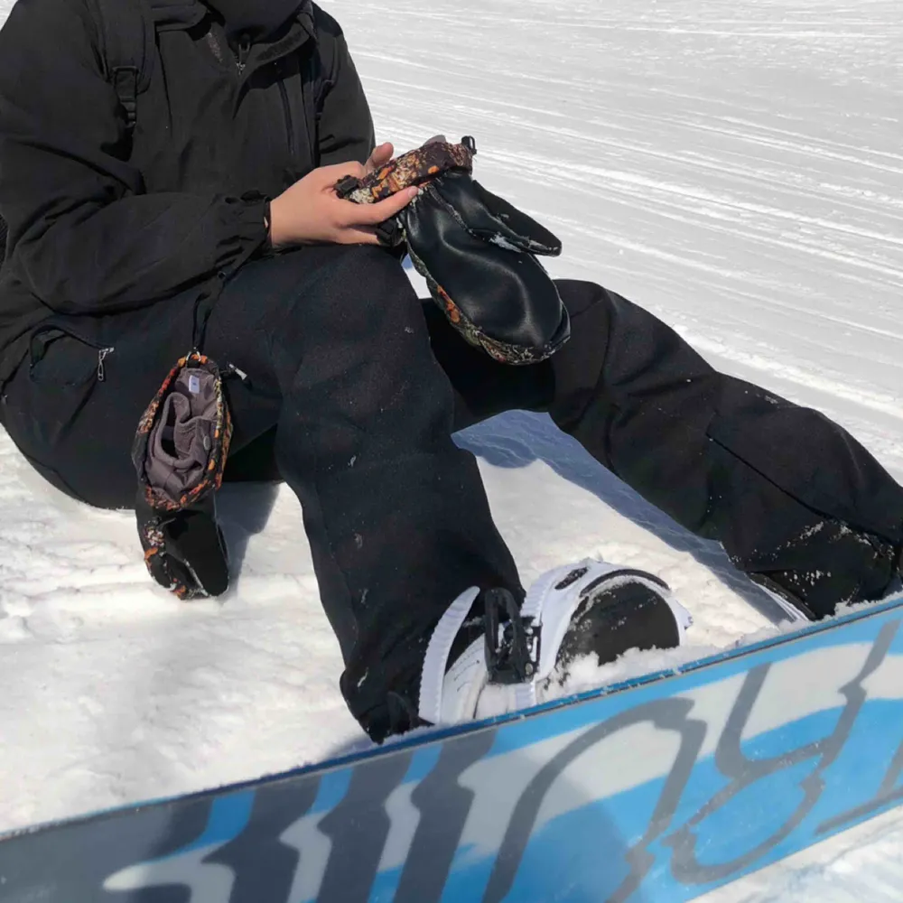 Säljer ett par svarta snowboard/ skidbyxor ifrån L1 i modellen heartbreaker twill💫 byxorna köptes vinter 2018 och är knappt använda pga att jag inte åkt så mycket💕 köptes för ca 1800kr och säljs för 600, kan tänka mig 500kr vid snabb affär!! Kan frakta. Jeans & Byxor.