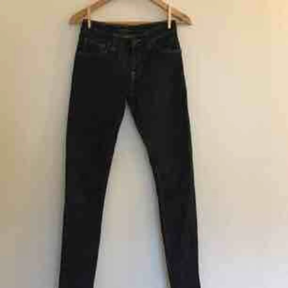 Coola jeans från Nudie Jeans co. Mörkblå. Använda men i fint skick. Säljes pga för stora för mig.. Jeans & Byxor.