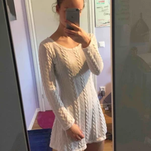  - Vit tunika/klänning, perfekt för sommaren. Är i storlek M men är mer S. Köpare står för frakt :)