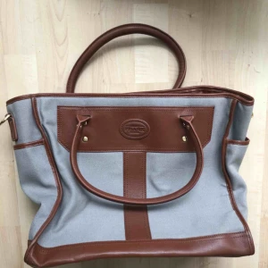  - Mindre weekendbag. Väskan är i perfekt skick, aldrig använd. Från Grand Frank.