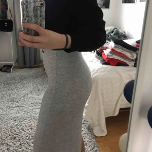  - Ljusgrå, slits på ena benet Frakt tillkommer