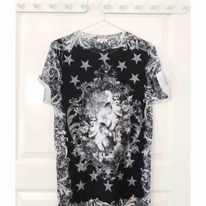  - T-shirt i längre modell med renässanstryck från River Island. Storlek 8, passar XS/S. Använd 1 gång. 