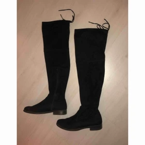  - Over knee stövlar. Använda en säsong, storlek 39. Om skorna önskas skickas står köparen för frakten.
