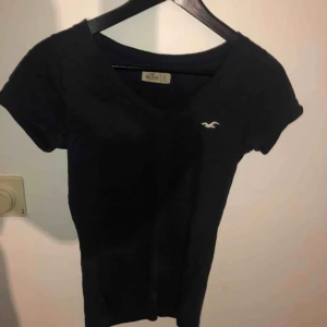  - Marinblå t-shirt ifrån hollister  Använd en del men ser fortfarande som ny ut 
