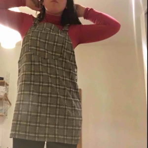  - Skitsnygg klänning köpt för 3 veckor sen för 300kr. Aldrig haft på mig, perfekt skick. Möts upp i Sthlm innerstad :) Är dösnygg som oversize om du är typ 36/38/40 :)