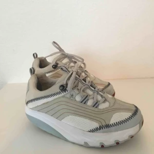  - Nästintill oanvända MBT skor säljes i perfekt skick. Modell: Beige och ”off white”, ”chunky” sula. 👟 Fler bilder kan skickas.  Nypris: 2549kr   Frakt ingår.