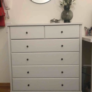  - Vit byrå, gratis mot avhämtning.  Lite märken på ovansidan, men går att måla över. Hämtas i Täby