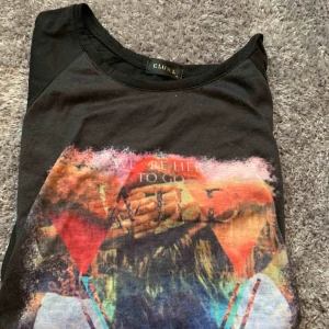  - En supercool T-shirt med små trianglar på baksidan. Kan fraktas