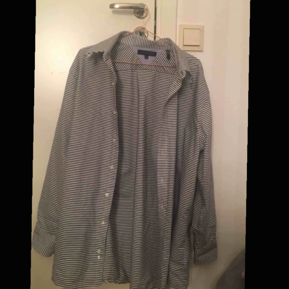 Superfin skjorta från Tommy hilfigher!!! Vet inte hur mtcket denna kosta ny men på Google kostar deras skjortor runt 500-1000kr. Den är i vääääldigt fint skick och som helt ny! <3 150kr och frakt ingår. Pris kan diskuteras. Skjortor.