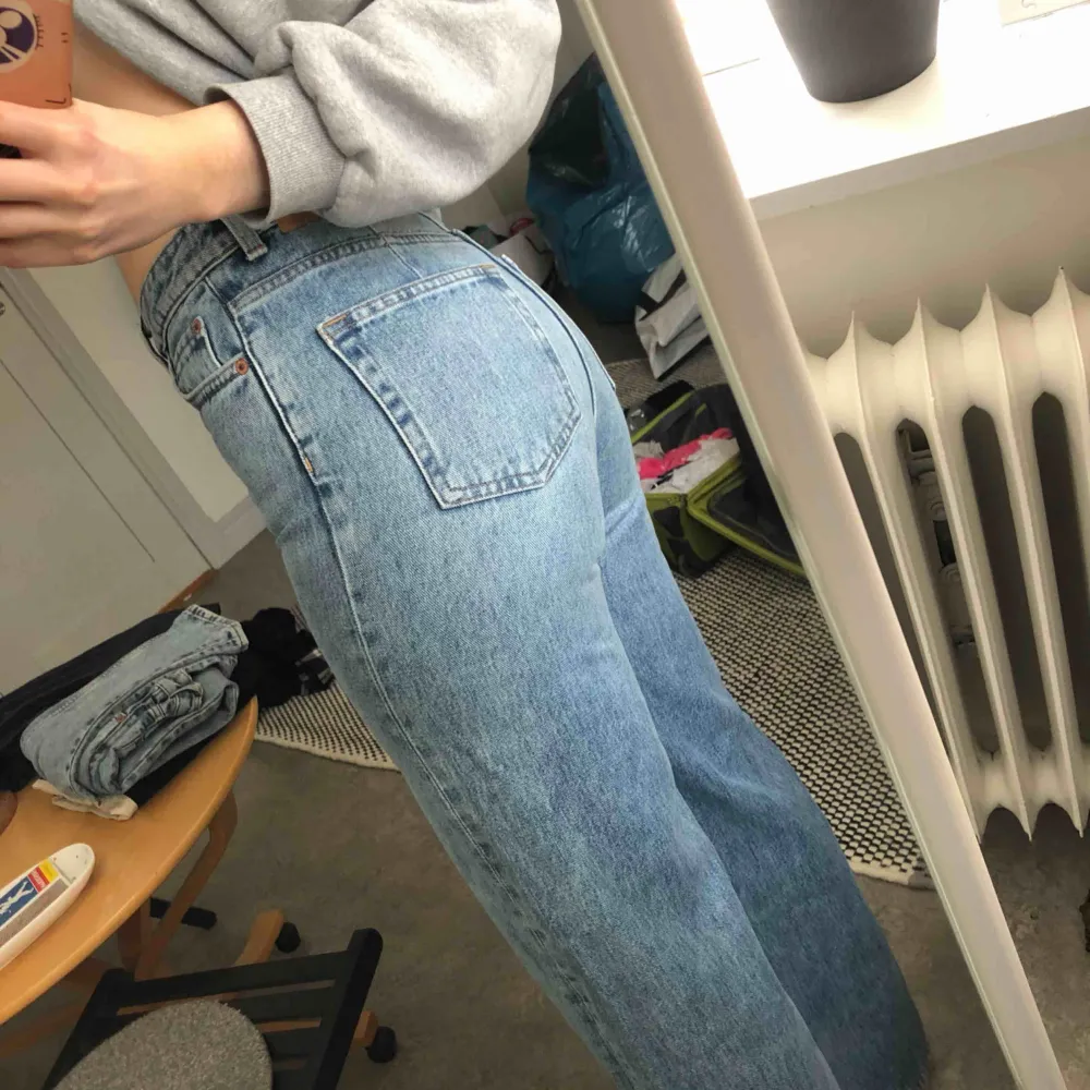 Weekday jeans i modellen ace!! Storlek 25/32. Super fina men måste erkänna för mig själv att de är för små 😩 Köpt för två månader sedan (500kr) och använt 3 gånger! Frakt går på 30 kr 🥰 Eller om man vill mötas i Stockholm den 30 januari! . Jeans & Byxor.