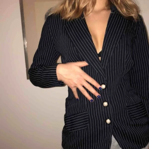  - Blåvit randig second hand kavaj med vita knappar Köparen står för frakt: 36 kr