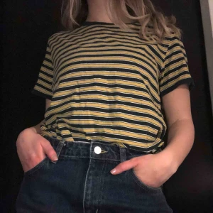  - Randig t-shirt från Weekday ☀️ Frakt ingår i priset! Skriv gärna vid övriga frågor 💛