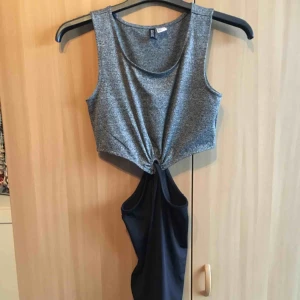  - Kort klänning i två delar (ihopsatt) Inklusive frakt 