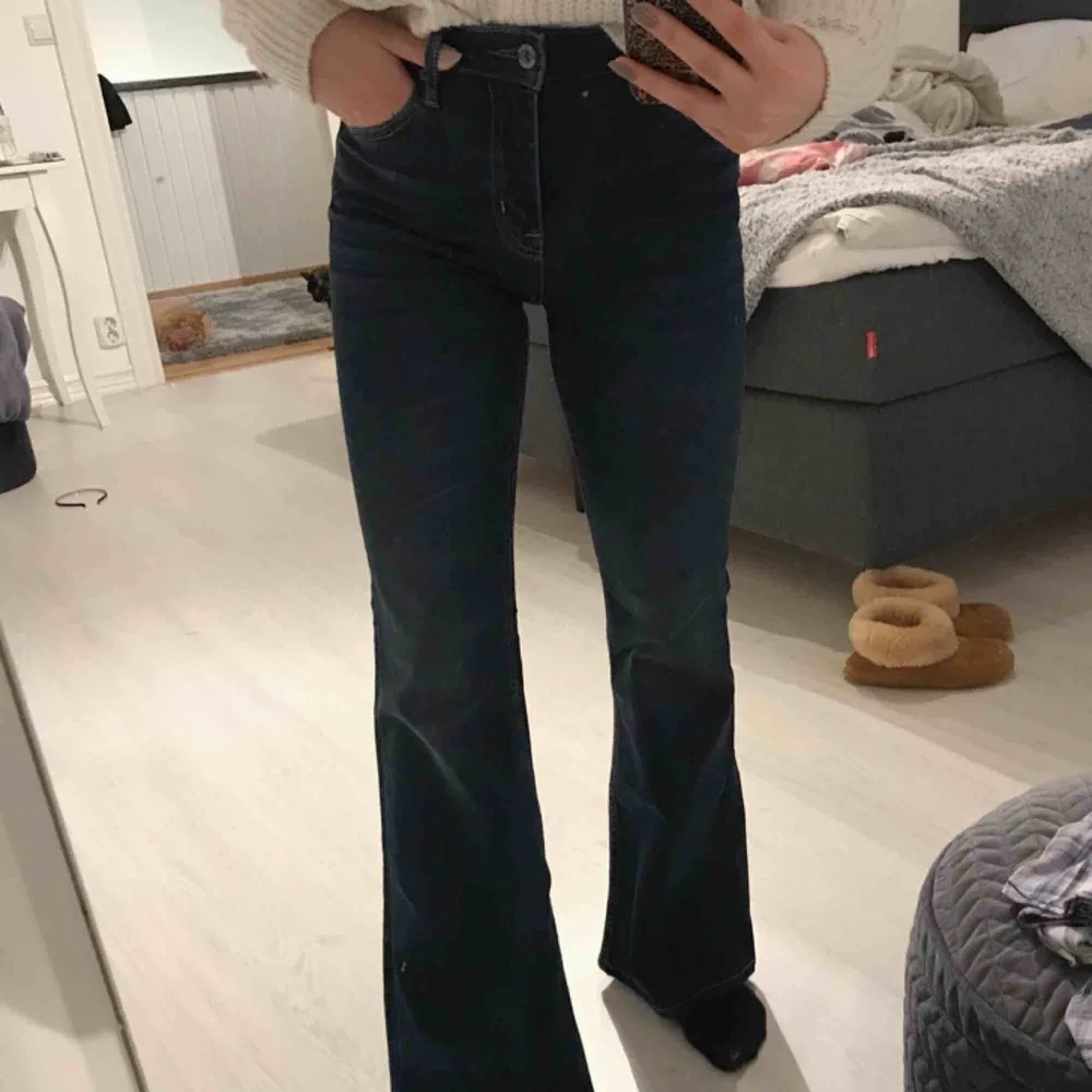 Knappt använda blåa flare/bootcut jeans från Crocker i modellen ”POW FLARE” 🤩 storlek 27/33 men är uppsydda på längden för mig som är 158 cm!   Frakt på 55 kr tillkommer. Jeans & Byxor.