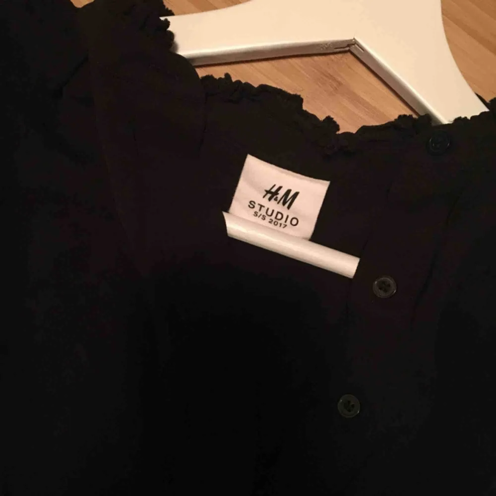 Svart skjorta från H&M studios med öppen bak 🌸 helt i nyskick 🌸 som på andra bilden men svart 🌸frakt på 20kr tillkommer 🌸. Blusar.