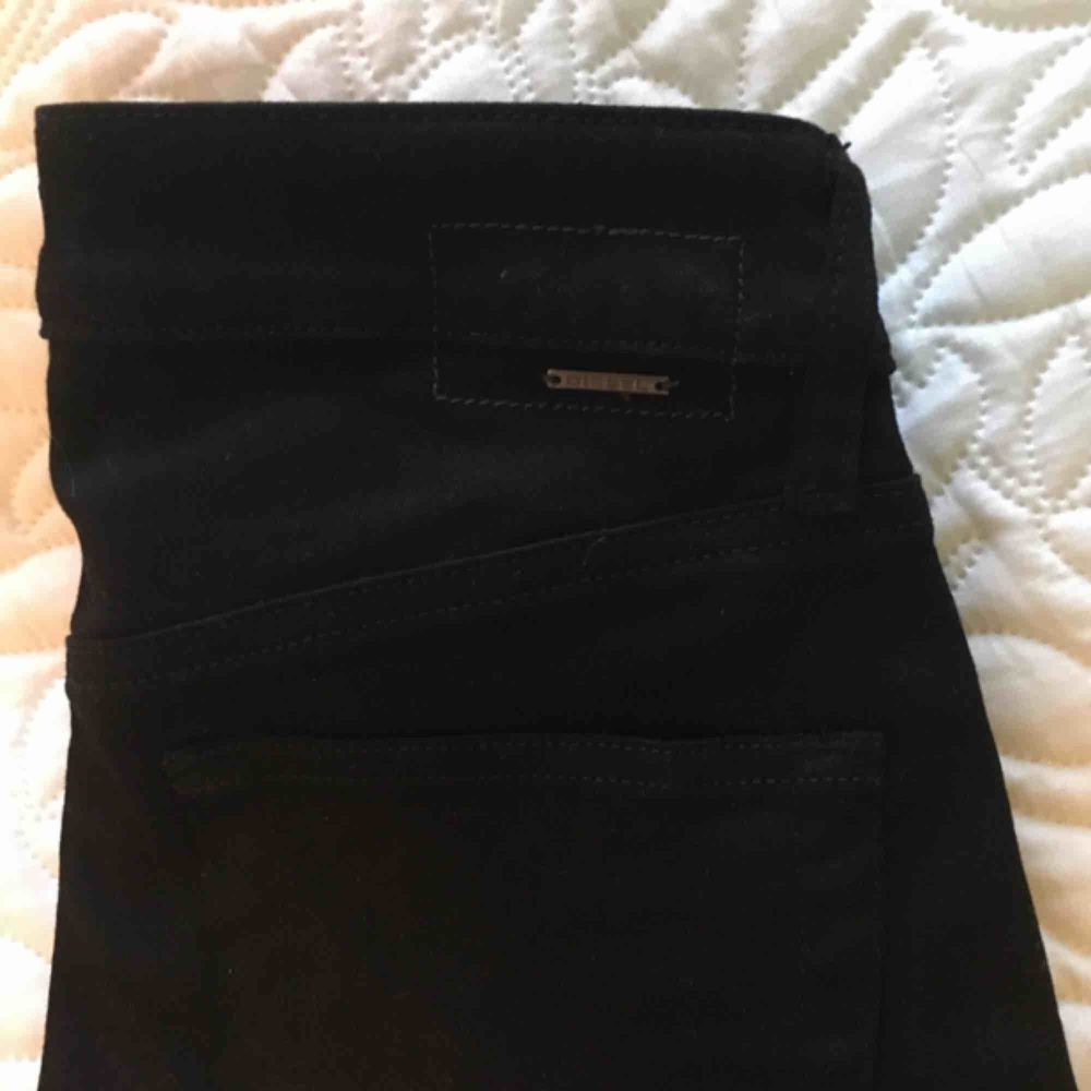Säljer ett par snygga svarta Diesel jeans i model Sandy! Tight fit. Aldrig använda, alla tags kvar på plagget (nypris 999).. Jeans & Byxor.