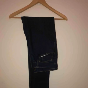  - mörkblåa jeans, ett litet märke under bakre ficka men i övrigt är dom oanvända. Storlek 38. Frakt tillkommer!