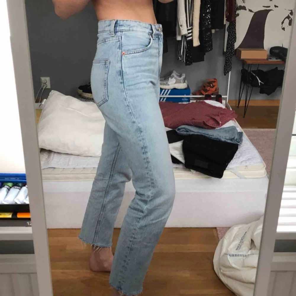 Jättesnygga jeans från monki i storlek 27 som inte kommer till användning, knappt använda! Frakten ingår i priset 🥰. Jeans & Byxor.