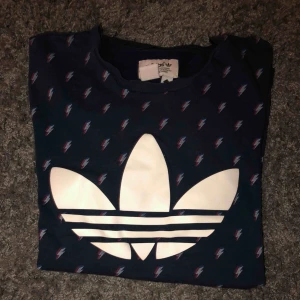  - skitcool Adidas Trefoil t-shirt!! vet ej vad den är köpt då jag fick den som en present. Väldigt bra skick (8/10) och använt den inte alldeles för ofta då att den är sliten. Har även ett coolt litet märke vid endan av tröjan med en text.  