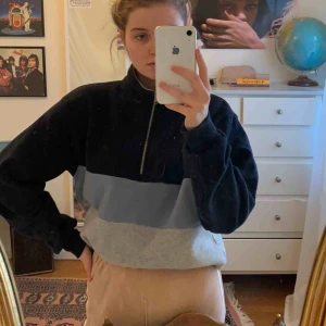  - En skitsnygg sweatshirt från brandy Melville! Köptes i oktober för ca 450kr!! Asball och väldigt skön. Säljer då det inte är min stil riktigt 💕💕💕