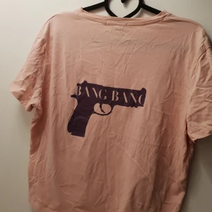  - (Ber om ursäkt för väldigt skrynklig tröja på bild!)  Snygg tröja från NAKD. Använd fåtal gånger. Ni står för frakten som är 19 kr! 🌸