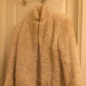  - Faux fur champagnefärgad superfin fuskpäls köpt i New York! Storlek M. Passar även S (som jag har). Använd en gång! Så fin så hoppas den kommer till bättre användning 💎
