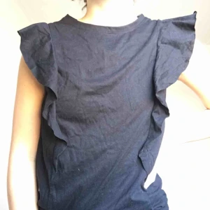  - Fin topp i bra skick med volanger