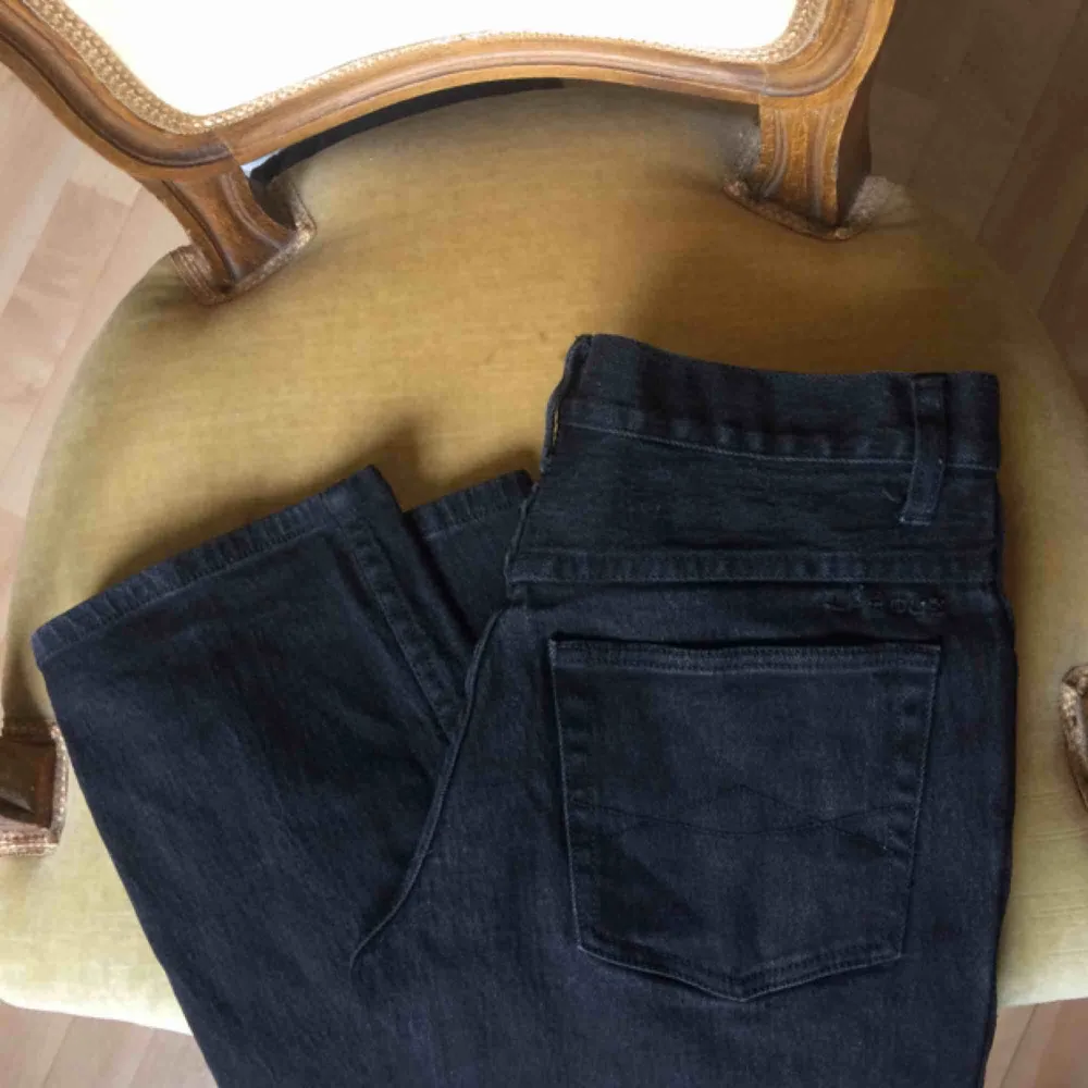 Riktigt sköna svarta jeans med fin passform. Något utsvängda ben. Ca stl 27-28. Köpta på second hand, ändå i väldigt gott skick utan slitningar någonstans. Skickar gärna fler bilder om så önskas! Frakt (ca 60 kr) tillkommer 🌿 . Jeans & Byxor.