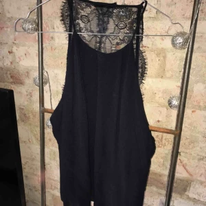  - SAMSOE SAMSOE TOP. Färg DARK SAPPHIRE. I nyskick. Dyrt i inköp. 