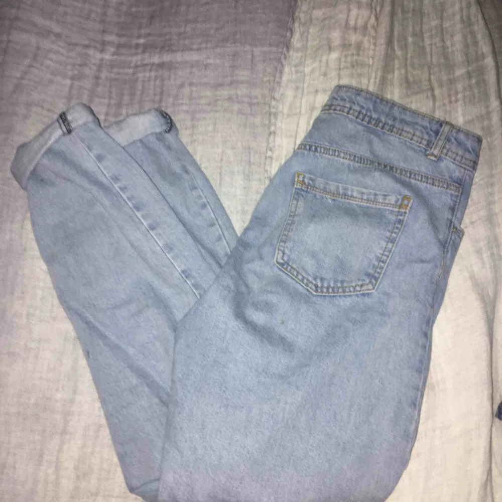 Skithäftiga mom jeans från primark! Säljes pga att de ej passar mig längre. Frakt tillkommer🥰. Jeans & Byxor.