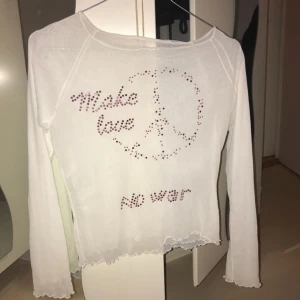  - transparent tröja med texten "make love, no war" :) fraktar inte men möts upp i stockholm!