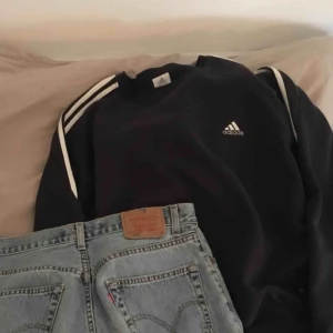  - Adidas sweatshirt i en marinblå färg!! Möts gärna upp i Malmö!! (På bilden har jag tröjan nedstoppad) 