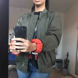  - Har vanligtvis 36 i jackor men denna är i storlek 38. Ger en snyggare oversized fit. Klassisk bomberjacka!