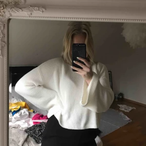  - Stickad tröja från NA-KD med utsvängda armar. Superskön!  Storlek M. Samfaktar gärna, kolla in mina andra plagg! :)