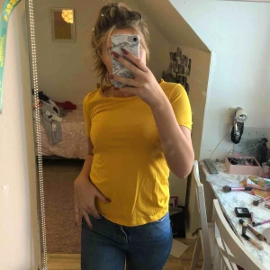  - Gul oanvänd t-shirt ifrån gina tricot 