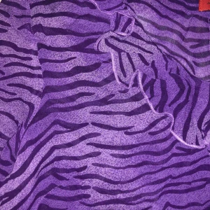  - Lila viskoströja med zebra-mönster, tunt luftigt material, snygg design. Har dragkedja på sidan för passform.