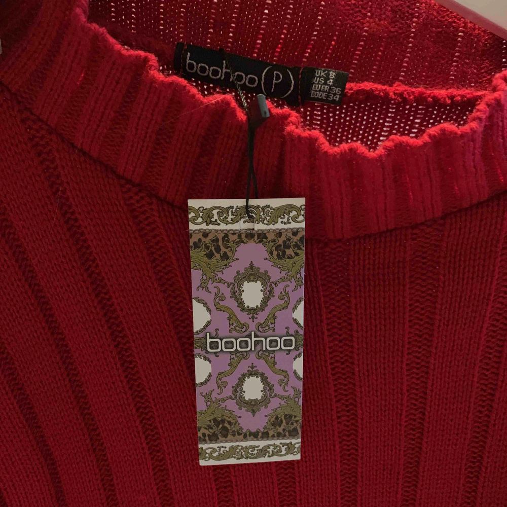 Svinfin oanvänd röd stickad tröja. Liten i storleken, så jag skulle nog säga att den mer är som en 34a 🍒🥀. Stickat.