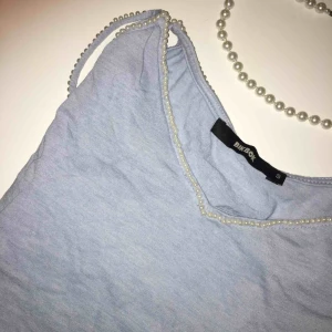  - Ett babyblått linne från Bikbok med pärldetaljer! Storlek S! Köparen står för frakten, men kan även mötas upp i Kalmar 🐳🦋❄️🌊🐚