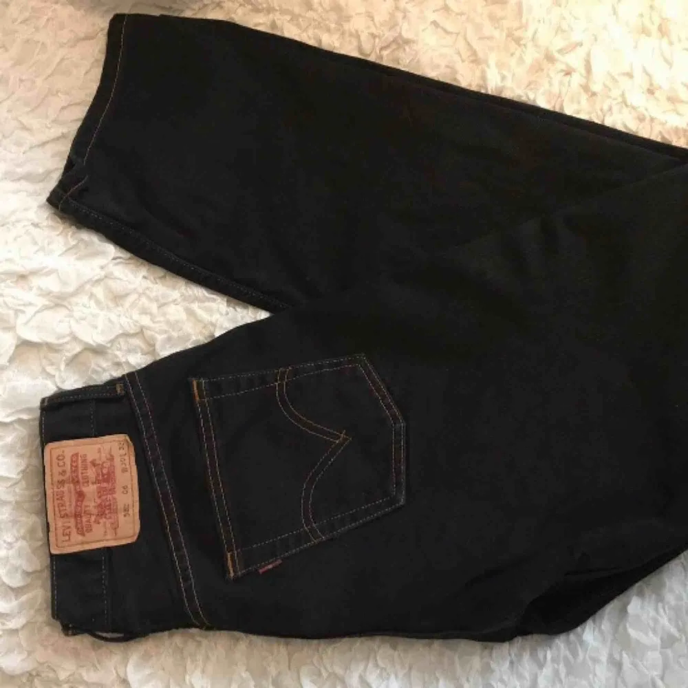 Levis svarta mom jeans. Jeans & Byxor.