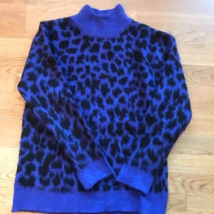 - 🔥🐆 Sjukt fin (samt skön!) leopardmönstrad tröja/kofta från NA-KD! Endast använd en gång 🐆🔥
