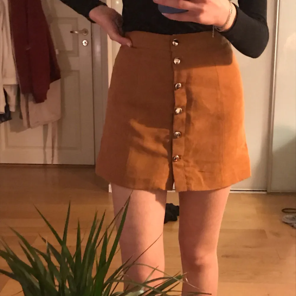 Snygg ljusbrun mockaimiterad kjol från H&M✨✨! Sparsamt använd, nyskick:)) säljer pga för liten. Kan mötas upp i Stockholm eller så står köparen för frakten. Kjolar.