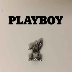  - En berlock som påminner om playboy, i en mer unik design i fint skick! Frakten är inräknat i priset. Säljer även en likadan berlock med 3 andra berlocker för 30kr mer, kolla gärna in den annons också! 